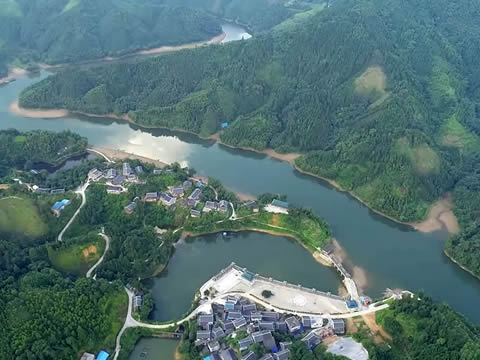 imagen Recorriendo El Campo Chino: Aguas Cristalinas y Montañas Verdes